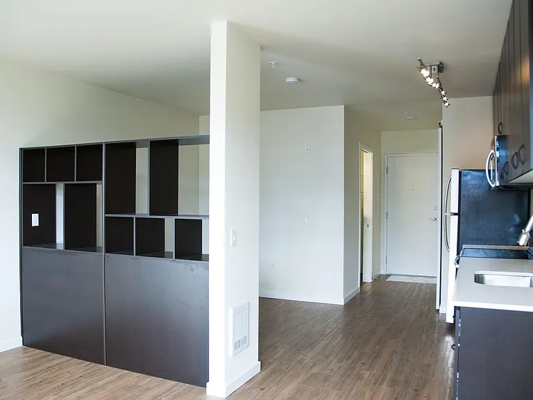 418 Bellevue Ave E — Photo 22