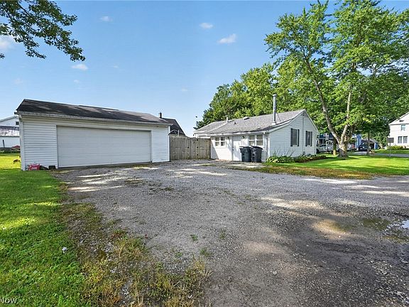 4th image of 106 Howe St