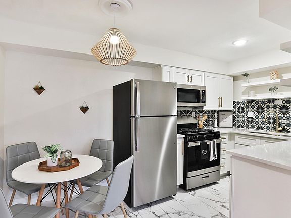 5th image of 7055 Hampton Ave #101