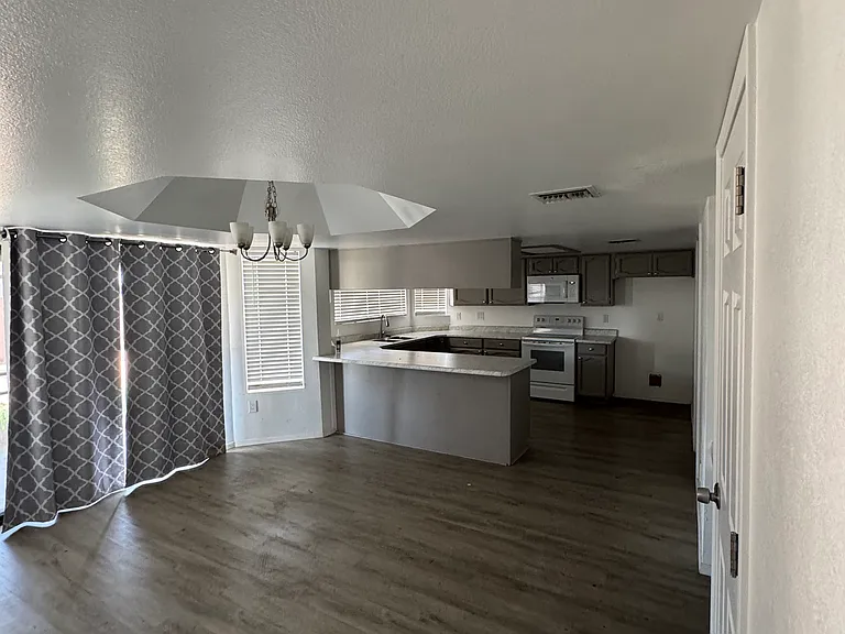 1609 E Garnet Ave — Photo 2