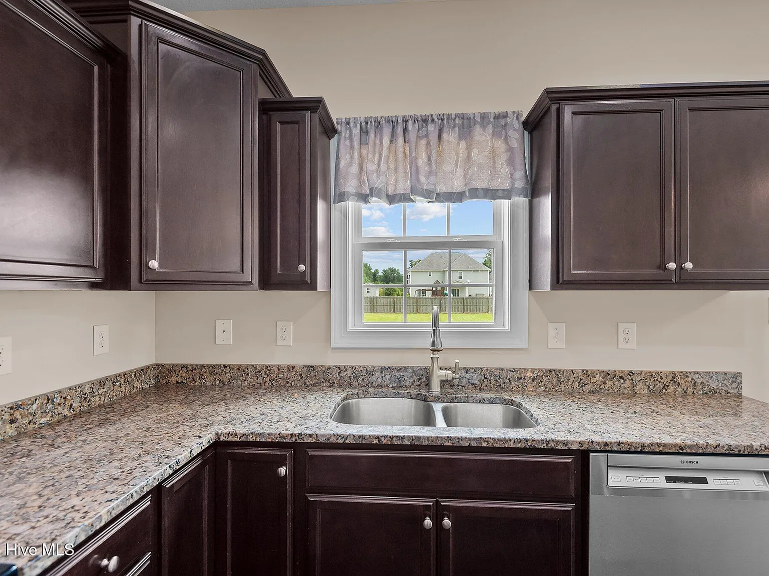 4 bed, 2.5 bath, 2387 sqft, $2,350 — Photo 4