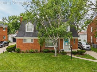 2005 Vernier Rd, Grosse Pointe Woods, MI 48236