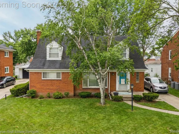 2005 Vernier Rd, Grosse Pointe Woods, MI 48236