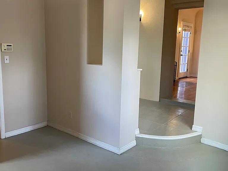 1424 E 10th St — Photo 3