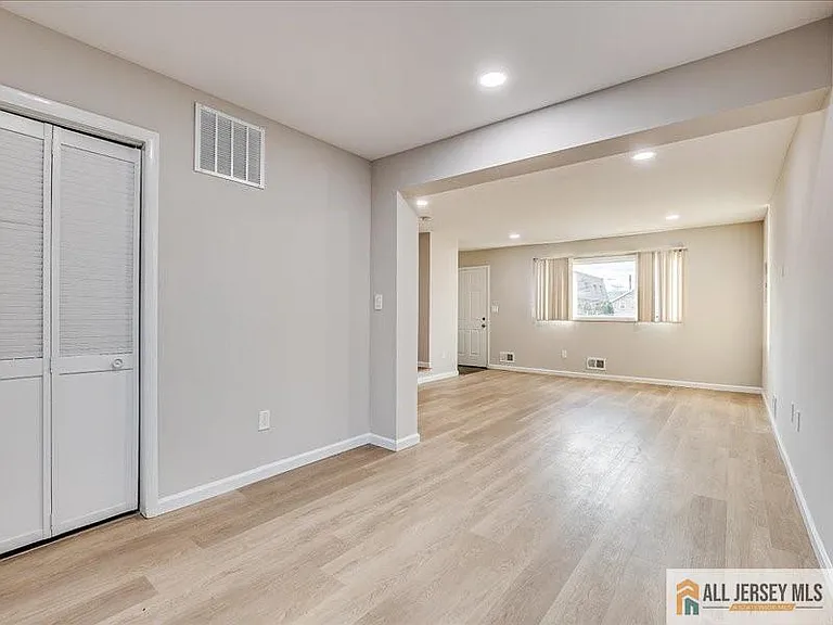 11 Hyde Ave — Photo 2