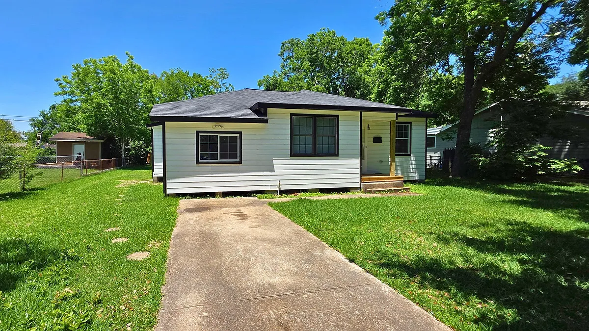 Building Photo - 502 Azalea Dr