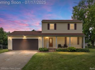 1046 Stonehenge Rd, Flint, MI 48532