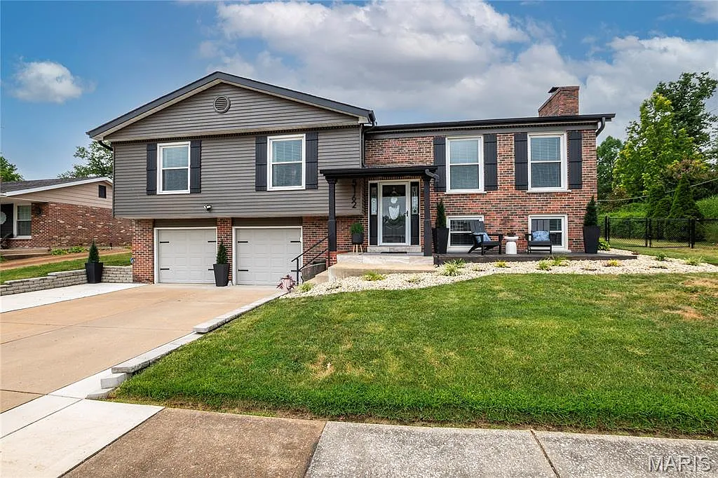 5162 Towne Centre Dr photo 1