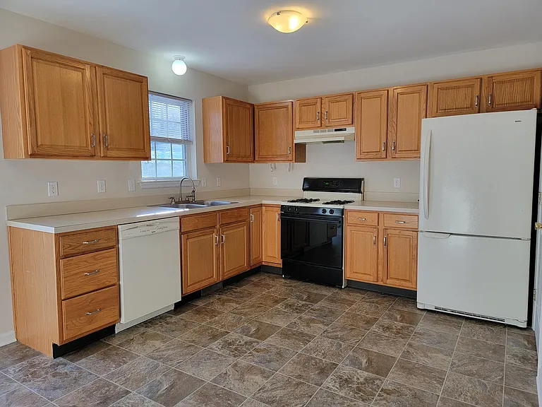 673 Rockwood Dr — Photo 3