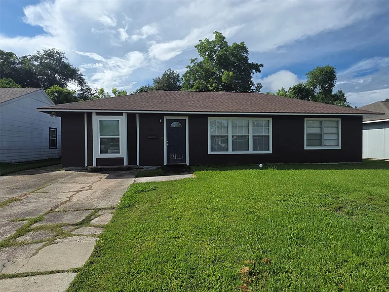 705 N Circle Dr — Photo 2