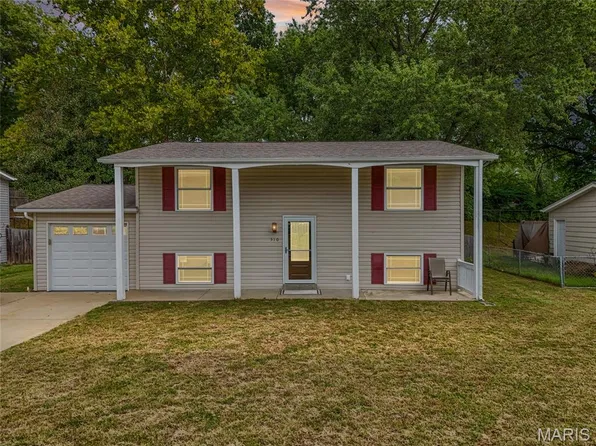 510 Keeney Dr, Saint Charles, MO 63304