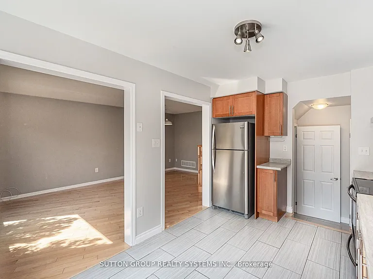 1152 Riddell Cres — Photo 12