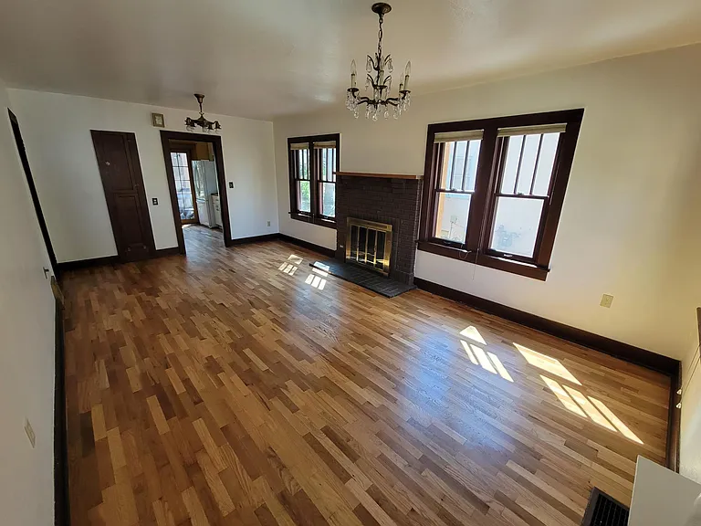 1225 Custer Ave — Photo 3