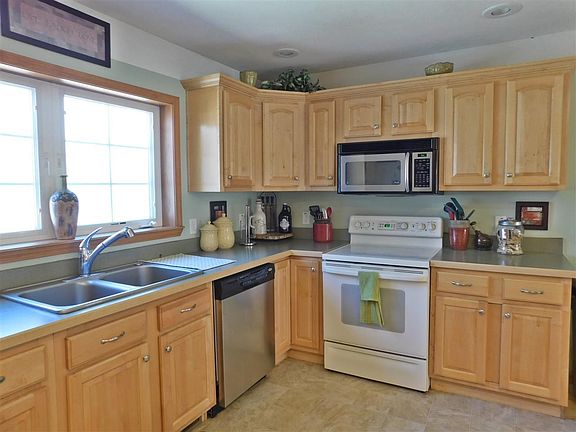 3rd image of 8688 Cedar Creek Dr