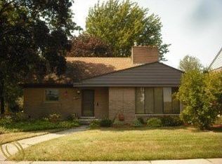 25403 Scotia Rd, Huntington Woods, MI 48070