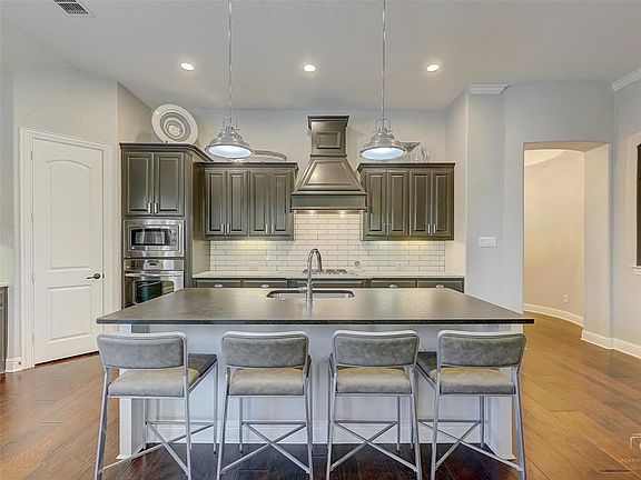 4th image of 2823 Earl Dr