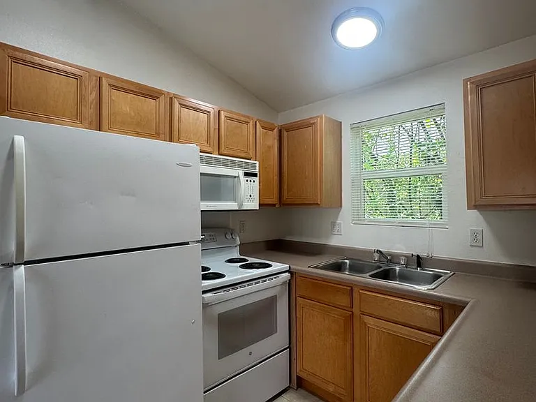543 Hanover St — Photo 11