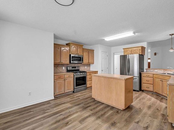 4th image of 218 Lexington Ave