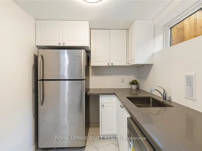 7 Purdy Cres #2 — Photo 10