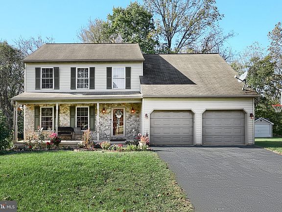 3rd image of 214 Holly Ln