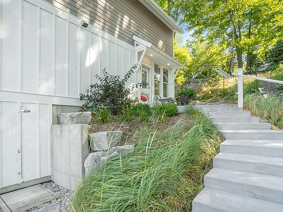 5th image of 419 Crest Dr