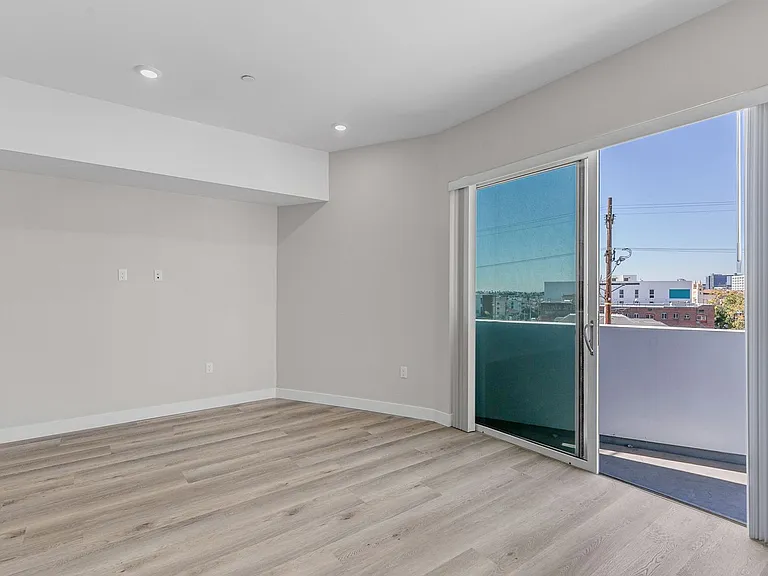 825 Coronado-Building — Photo 115