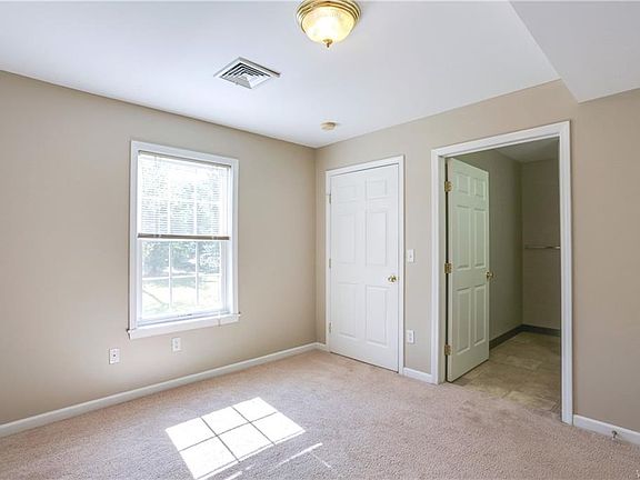 5th image of 45 Stonington Ln APT 3