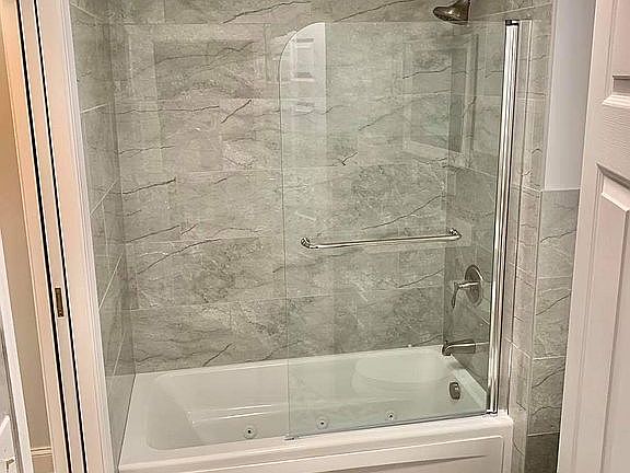 En-suite jacuzzi tub *