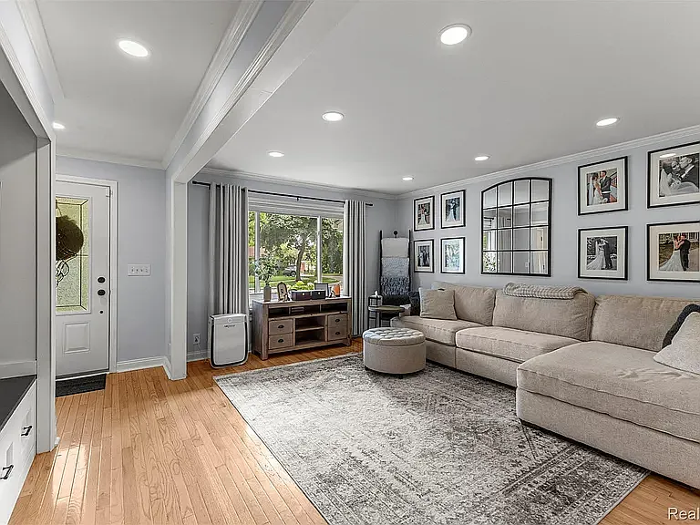 520 Byron St — Photo 4