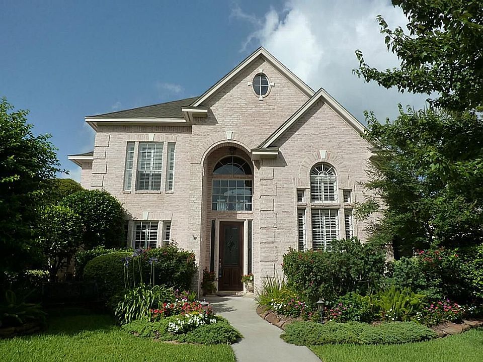 View of the front of the home showing the pretty landscaping
