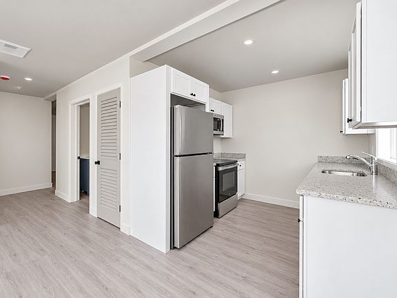 5th image of 131 Perry St #401