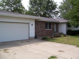 10430 E Aminoff Dr, Effingham, IL 62401