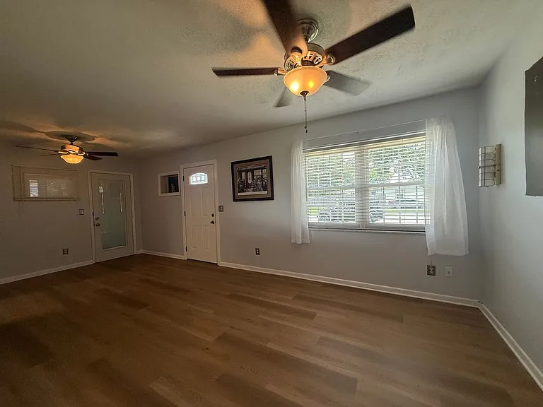 975 North Village Dr — Photo 11