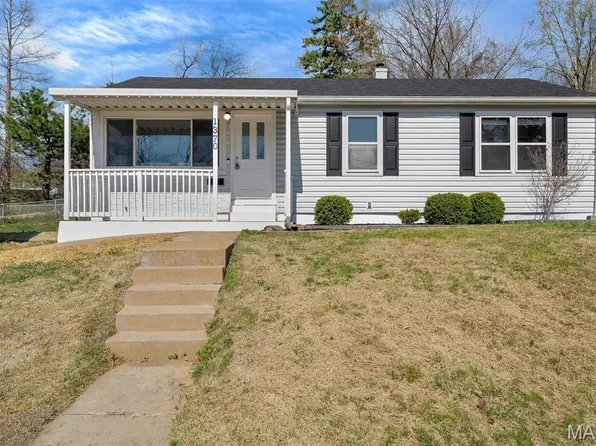 1370 Mobile Ct, Saint Louis, MO 63139