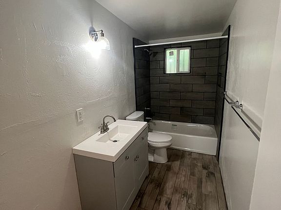 4th image of 109 E Alturas St
