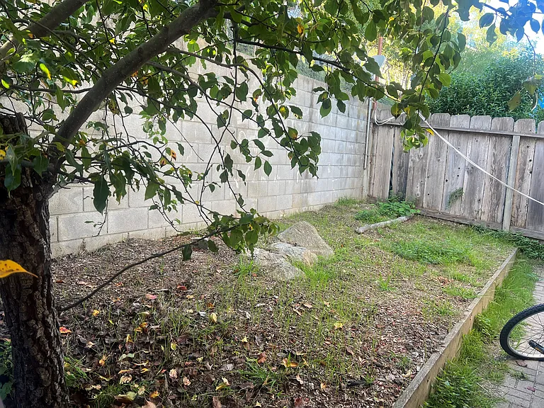 347 Hawthorne St — Photo 10