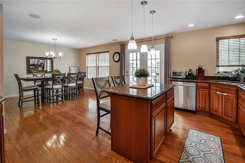 3 bed, 2.5 bath, 2880 sqft, $3,900 — Photo 4