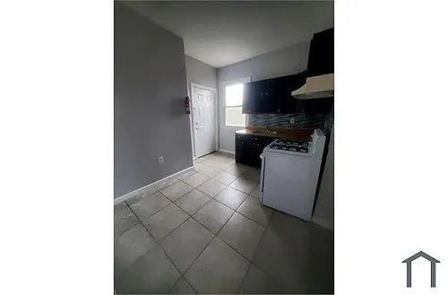 310 Bond St Photo 1