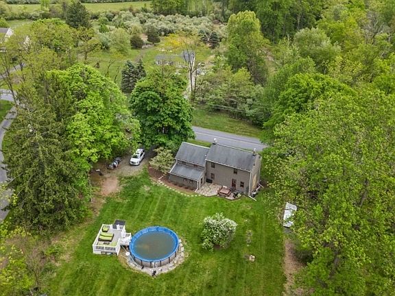 2nd image of 490 Mine Rd