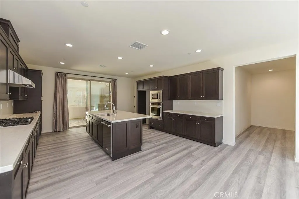 4 bed, 3.5 bath, 2350 sqft, $5,800 — Photo 4