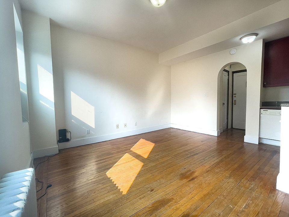 1st image of 11 Waverly Pl #12L