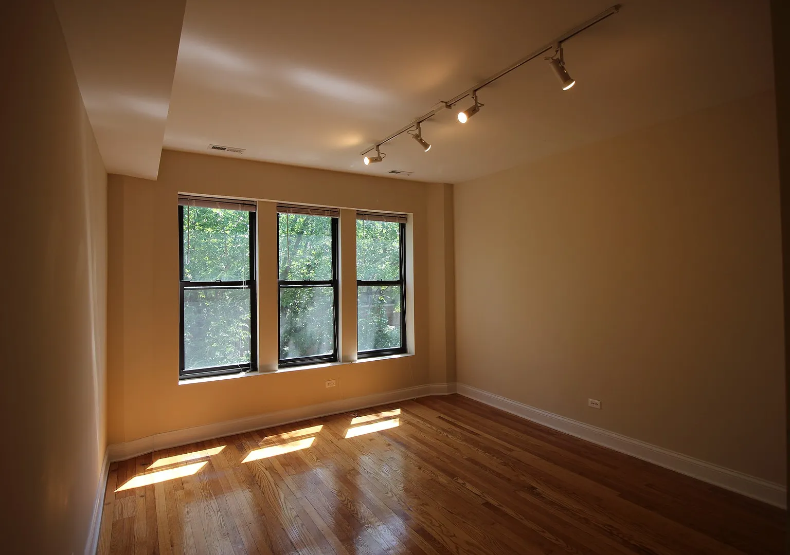 1112 W Balmoral Ave — Photo 2