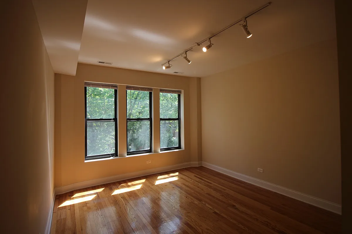 Building Photo - 1108-1114 W Balmoral Ave #3