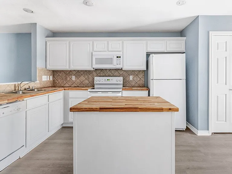 805 N Main St #104 — Photo 37