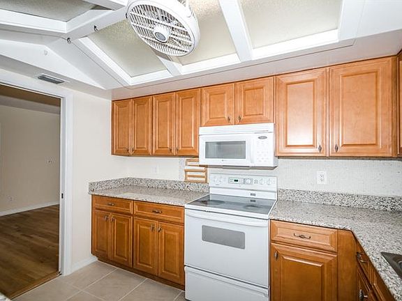 5th image of 4814 Arrowwood Dr