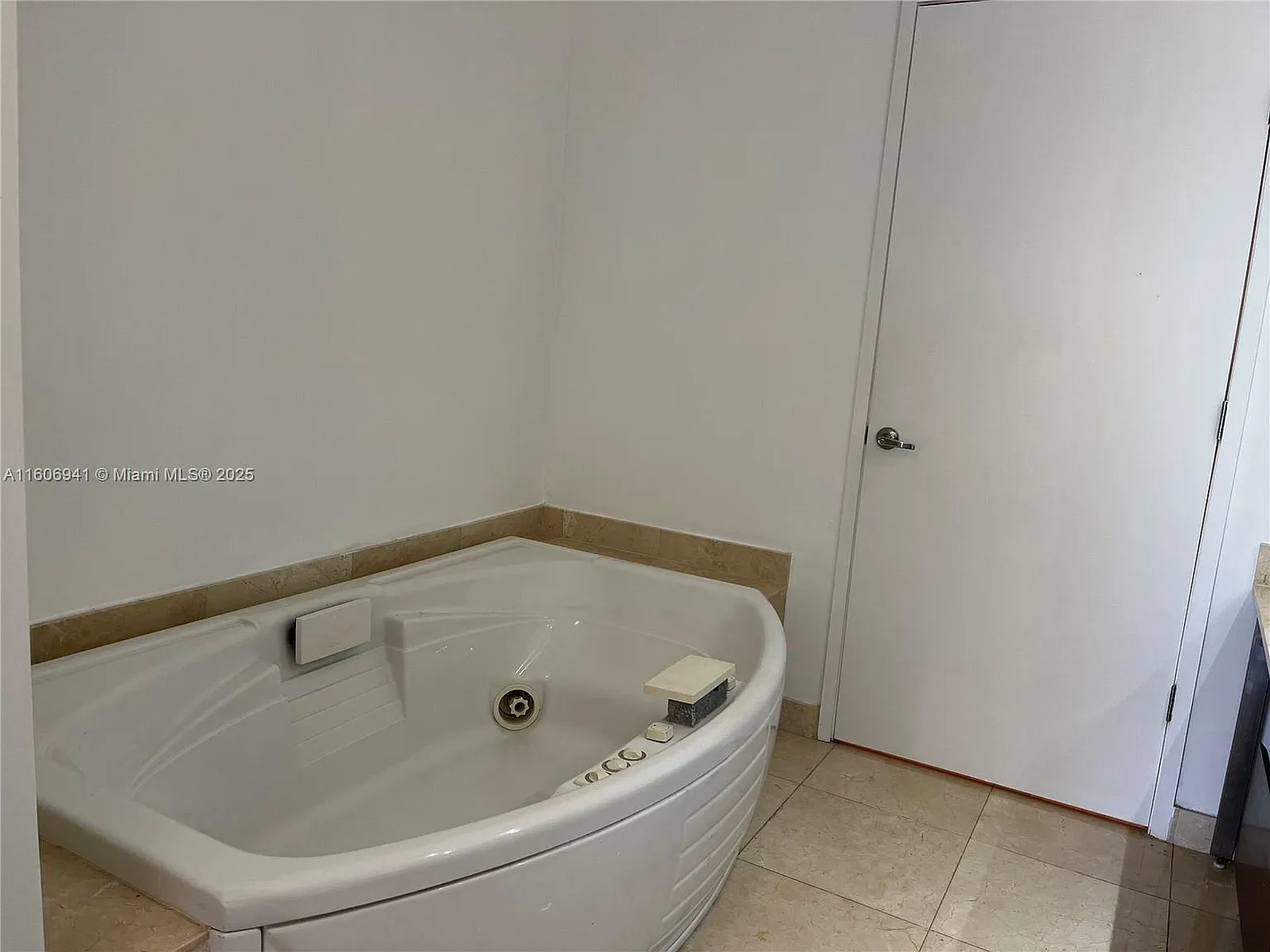 1 bed, 883 sqft, $4,550 — Photo 2