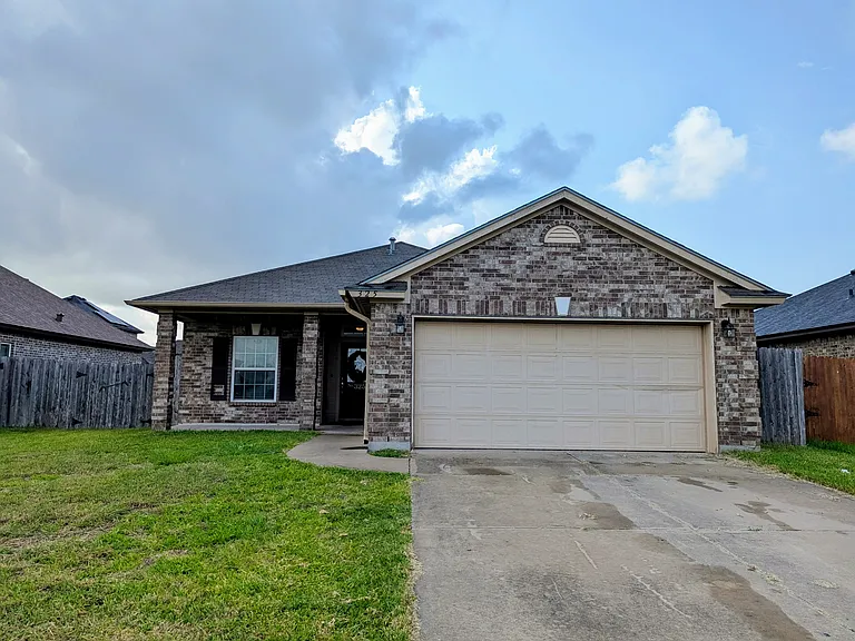 325 Pacific Dr — Photo 2