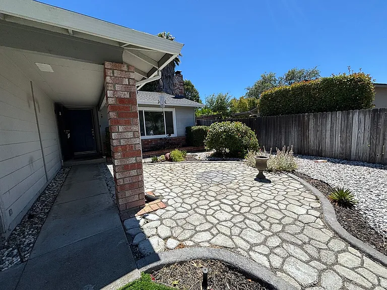 2102 California Dr — Photo 6