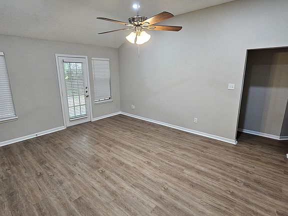 5th image of 591 Spruce Dr