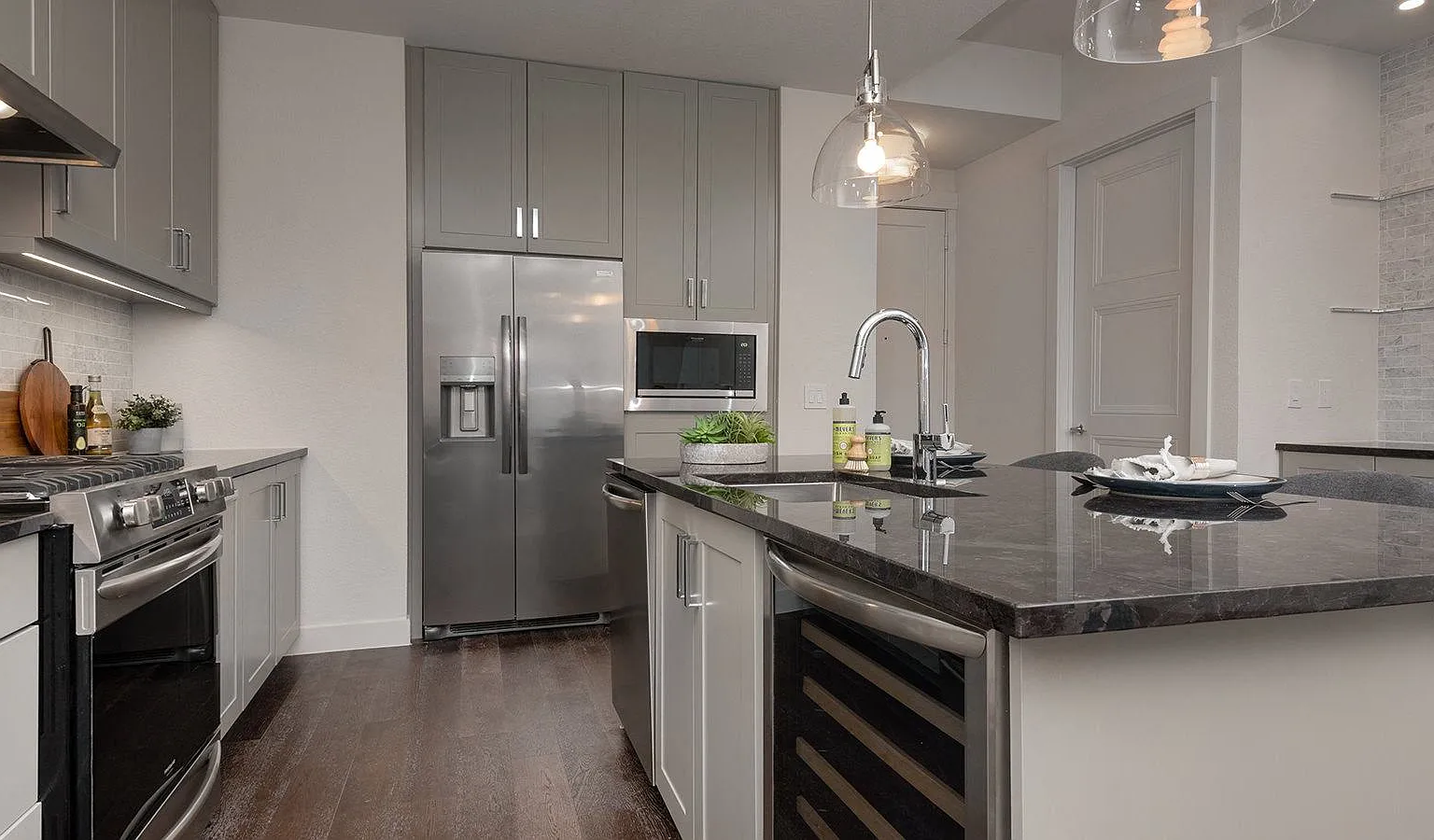 7600 Broadway — Photo 1